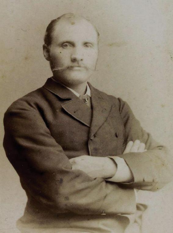 Adrian Jacobsen 1885 bildet oppbevart på Risøya.jpg Johan Adrian Jacobsen fra 1885. Bildet er oppbevart på Risøya.